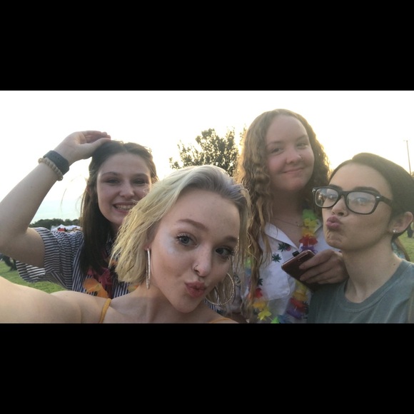 Hello I’m Ari!✨ - Picture 3 of 4